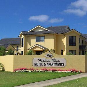Hopkins House Motel & Apartments